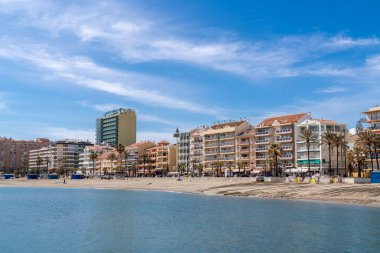 Fuengirola şehrinin panoramik manzarası. Şehrin gezinti alanı, Los Boliches Sahili ve San Francisco Sahili. Costa del Sol 'da turistik seyahat