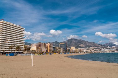 Fuengirola şehrinin panoramik manzarası. Şehrin gezinti alanı, Los Boliches Sahili ve San Francisco Sahili. Costa del Sol 'da turistik seyahat