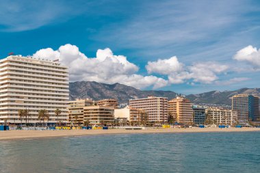 Fuengirola şehrinin panoramik manzarası. Şehrin gezinti alanı, Los Boliches Sahili ve San Francisco Sahili. Costa del Sol 'da turistik seyahat