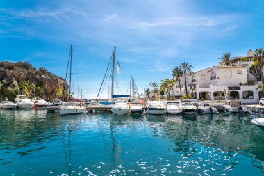 La Herradura, Granada, İspanya - 08 Mart 2022: Güzel liman manzarası 