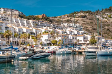 La Herradura, Granada, İspanya - 08 Mart 2022: Güzel liman manzarası 