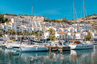 La Herradura, Granada, İspanya - 08 Mart 2022: Güzel liman manzarası 