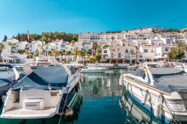 La Herradura, Granada, İspanya - 08 Mart 2022: Güzel liman manzarası 