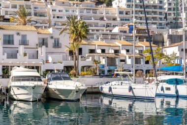 La Herradura, Granada, İspanya - 08 Mart 2022: Güzel liman manzarası 