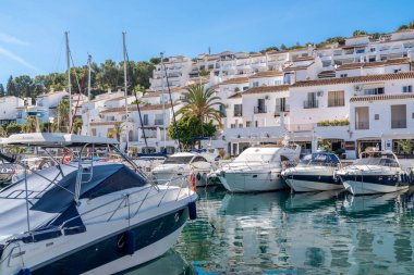 La Herradura, Granada, İspanya - 08 Mart 2022: Güzel liman manzarası 