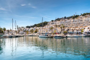 La Herradura, Granada, İspanya - 08 Mart 2022: Güzel liman manzarası 