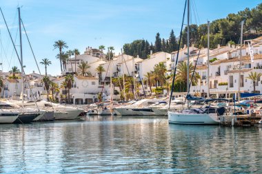 La Herradura, Granada, İspanya - 08 Mart 2022: Güzel liman manzarası 