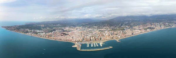 11月マラガの南スペインの美しいFuengirola港沿岸都市の空中パノラマビュー — ストック写真