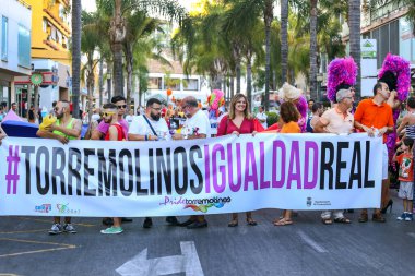 Torremolinos, Malaga / İspanya - 25 Temmuz 2015: Torremolinos 'ta LGTB Onur Yürüyüşü, yıllık parti kutlaması ve deflasyon.