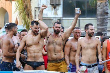 Torremolinos, Malaga / İspanya - 25 Temmuz 2015: Torremolinos 'ta LGTB Onur Yürüyüşü, yıllık parti kutlaması ve deflasyon.