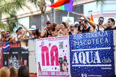 Torremolinos, Malaga / İspanya - 25 Temmuz 2015: Torremolinos 'ta LGTB Onur Yürüyüşü, yıllık parti kutlaması ve deflasyon.