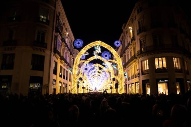 MALAGA / SPAIN - 18 Aralık 2019: Binlerce kişi, Malaga 'nın merkezi olan ünlü Street Marquez de Larios' ta, Lights Noel Ormanı 'nın tadını çıkarıyor.. 