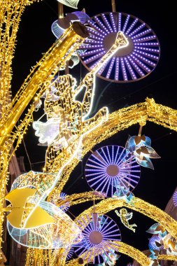 MALAGA / SPAIN - 18 Aralık 2019: Binlerce kişi, Malaga 'nın merkezi olan ünlü Street Marquez de Larios' ta, Lights Noel Ormanı 'nın tadını çıkarıyor.. 