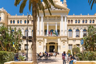 Malaga, İspanya - 21 Nisan 2022: Malaga şehrinin Townhall binası. Neobarok bir tarzı var. Mimarlar Guerrero Strachan ve Rivera Vera 'nın işi mi?.