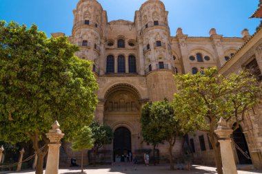 Malaga, İspanya - 21 Nisan 2022: Mlaga 'daki Mlaga Katolik Kilisesi' nin manzarası. Obispo Meydanı 'ndan görüntü. 1528 ve 1782 yılları arasında inşa edilen en önemli etkenlerden biridir.