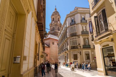 Malaga, İspanya - 21 Nisan 2022: Avrupa kenti, Costa del Sol 'daki ünlü seyahat merkezi. Güzel mimarisi olan Eski Şehir sokaklarının manzarası. Yılın her zamanı turistik cazibe
