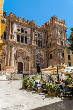 Malaga, İspanya - 21 Nisan 2022: Mlaga Katedrali, Mlaga 'daki Roma Katolik Kilisesi. 1528 ve 1782 yılları arasında inşa edilen Obispo Meydanı 'nın manzarası en ilgi çekici yerlerden biridir.