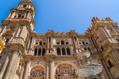 Malaga, İspanya - 21 Nisan 2022: Mlaga 'daki Mlaga Katolik Kilisesi' nin manzarası. Obispo Meydanı 'ndan görüntü. 1528 ve 1782 yılları arasında inşa edilen en önemli etkenlerden biridir.