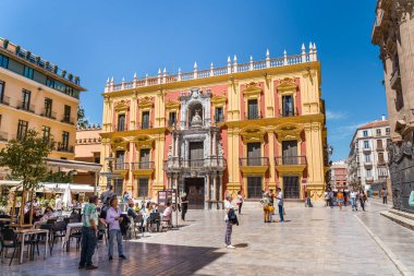  Malaga, İspanya - 21 Nisan 2022: Malaga Katedrali 'nin önündeki Obispo Meydanı' ndan görüntü. Restoran ve barlarla dolu meşhur gezinti alanı. Arka planda Kültür Merkezi Unicaja. 