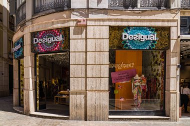Malaga, İspanya - 21 Nisan 2022: Malaga 'nın eski merkezindeki Desigual mağazası. Şehrin göbeğindeki ana ve ünlü Sokak Larios 'u kurduk.. 