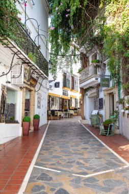 Marbella, MALAGA - 09 Aralık 2019: Aralık ayının güneşli bir gününde Marbella şehrinin güzel eski merkezi. Boş sokaklar. İnsan yok. Tipik Endülüs sokakları. 
