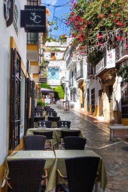 Marbella, İspanya - 09 Aralık 2019: Aralık ayının güneşli bir gününde Marbella şehrinin güzel eski merkezi. Restoranlar, dükkanlar. Turistik bir yer