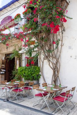 Marbella, İspanya - 09 Aralık 2019: Aralık ayının güneşli bir gününde Marbella şehrinin güzel eski merkezi. Restoranlar, dükkanlar. Turistik bir yer