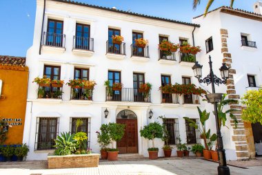 Marbella, İspanya - 09 Aralık 2019: Aralık ayının güneşli bir gününde Marbella şehrinin güzel eski merkezi. Boş sokaklar. Kimse yok.
