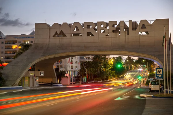 スペインのマルベージャ 2020年7月21日 マルベージャの看板は 街の入り口で ライトが点灯し 異なる色で記号を点灯します 長時間露光写真 車のライト — ストック写真