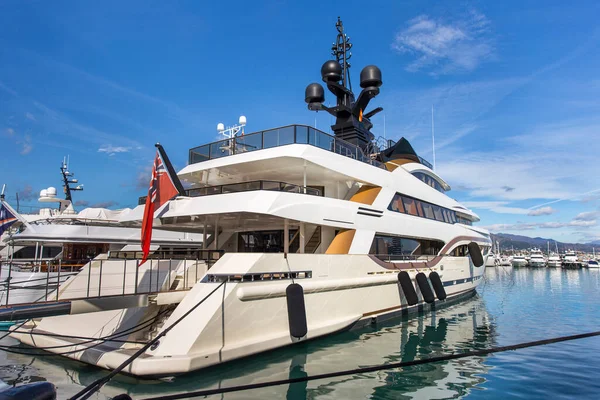 Isolated Luxury Yacht Docked Puerto Banus Marina Marbella Famous Luxury — Foto de Stock