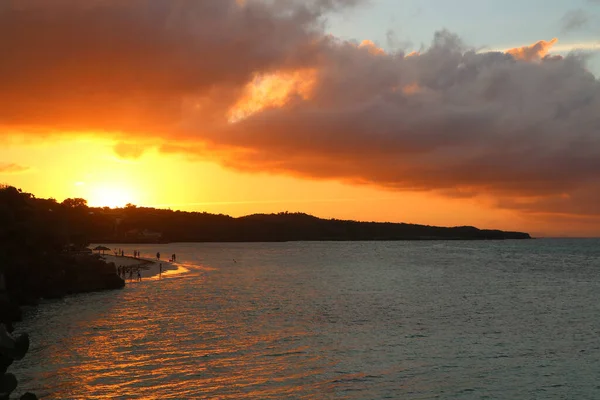 Bulutlu gün batımı ve arka planda dramatik güneş, güzel deniz manzarası.