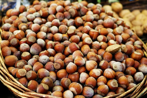 Tahta sepetin içindeki fındıkları kapatın.