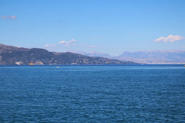 Denize ve dağlara bak.