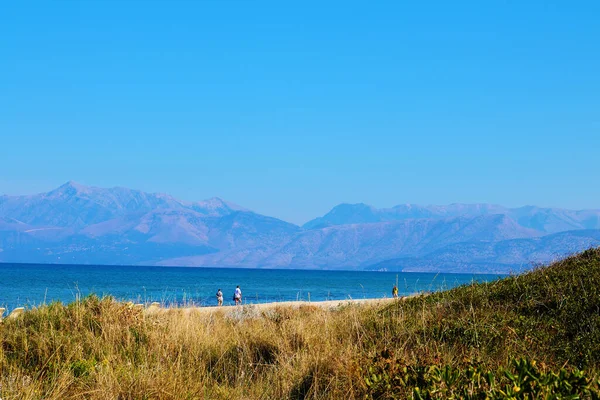 Kıbrıs 'ta arka planda bir gölü olan güzel bir manzara