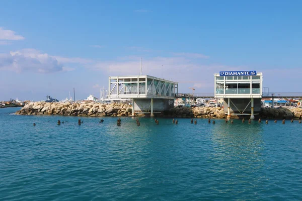 Akdeniz kıyısındaki deniz ve rıhtım manzarası