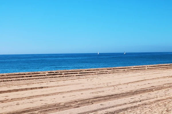 İspanya 'daki deniz manzaralı güzel altın kumlu