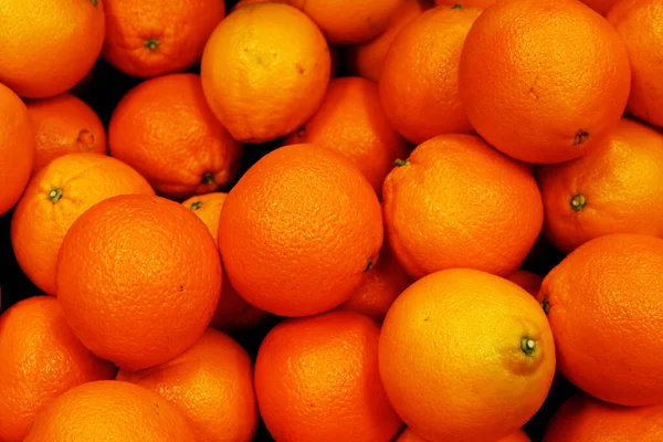 Beyaz arka planda taze olgun portakallar