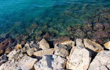 Kayalar ve mavi gökyüzü ile güzel deniz kıyısı