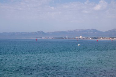 Deniz manzarası ve kumsal.