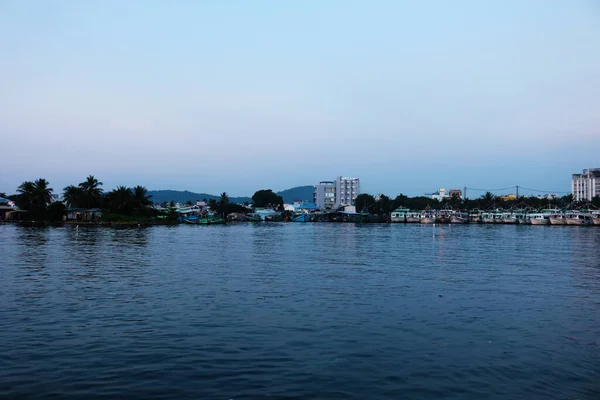 Vietnam körfezindeki suyun arka planında balıkçı teknesi ve deniz.
