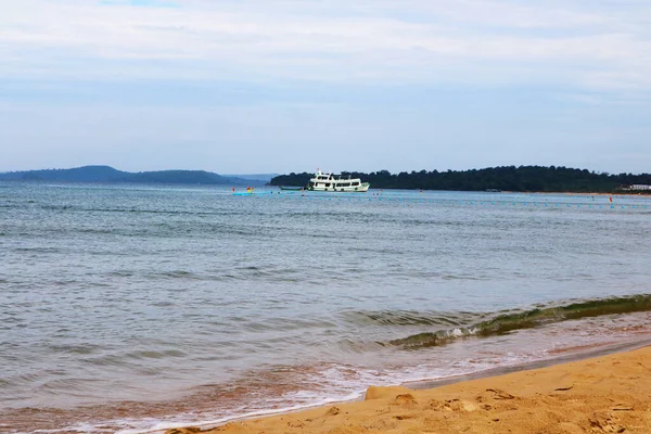 Güzel sahil manzarası, deniz suyu, mavi gökyüzü, sahildeki bulutlar..