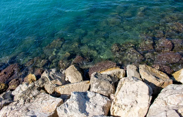 Kayalar ve mavi gökyüzü ile güzel deniz kıyısı