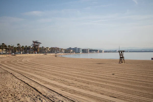 Kumu ve denizi olan güzel sahil