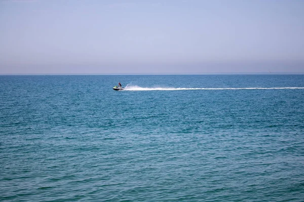 Sahilde beyaz sörf tahtası olan genç bir kadının güzel bir fotoğrafı.
