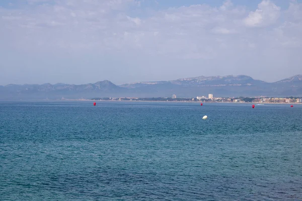 Deniz manzarası ve kumsal.