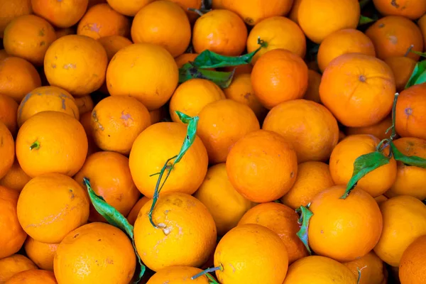Pazarda taze portakallar