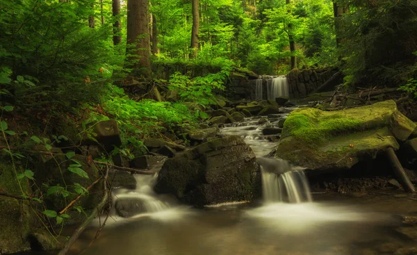 Piękny Wodospad Jesiennym Lesie — Zdjęcie stockowe