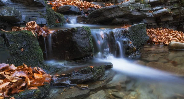 Hermosa Cascada Sobre Fondo Naturaleza — Foto de Stock