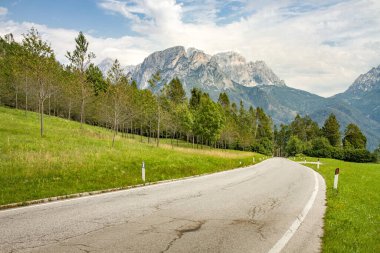 İtalyan Alpleri ve Dolomiti 'nin güzel yol manzarası