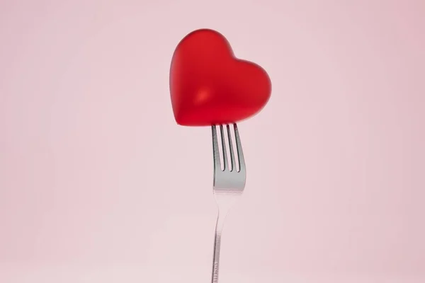 Cena San Valentín Corazón Rojo Pinchó Tenedor Sobre Fondo Rosa —  Fotos de Stock